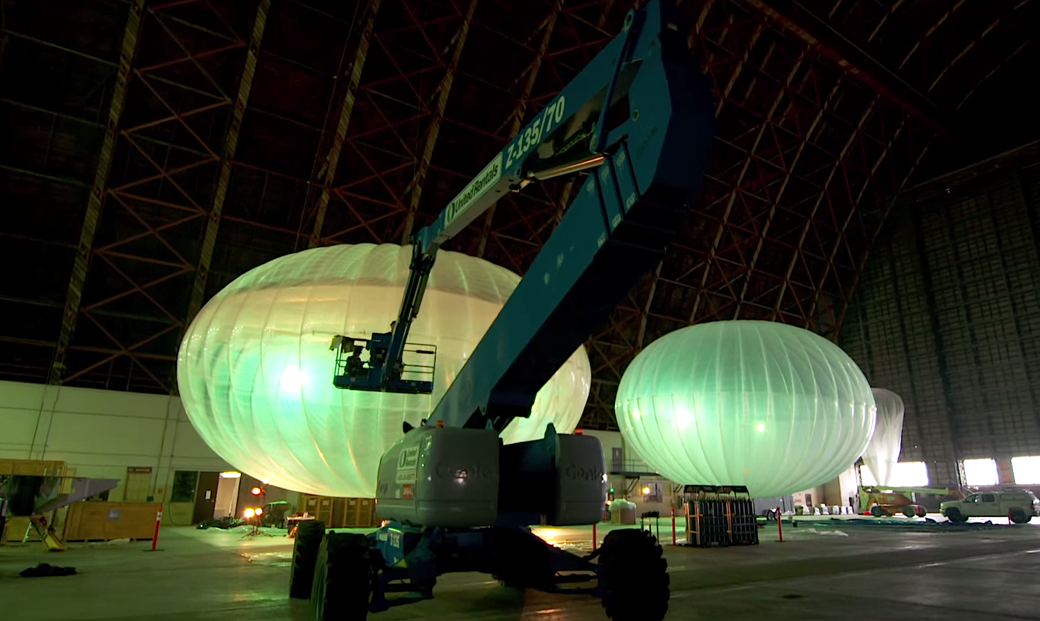 Ballons in der Fertigungshalle: Dank eigener Fertigungsanlagen können Arbeiter die Ballons mittlerweile in nur wenigen Stunden bauen. Derzeit ist eine Tagesproduktion von 100 Ballons möglich.