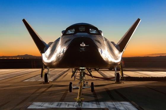 Der Dream Chaser der Sierra Nevada Corporation (SNC) auf der Landebahn am Dryden-Flight-Research-Center der NASA.