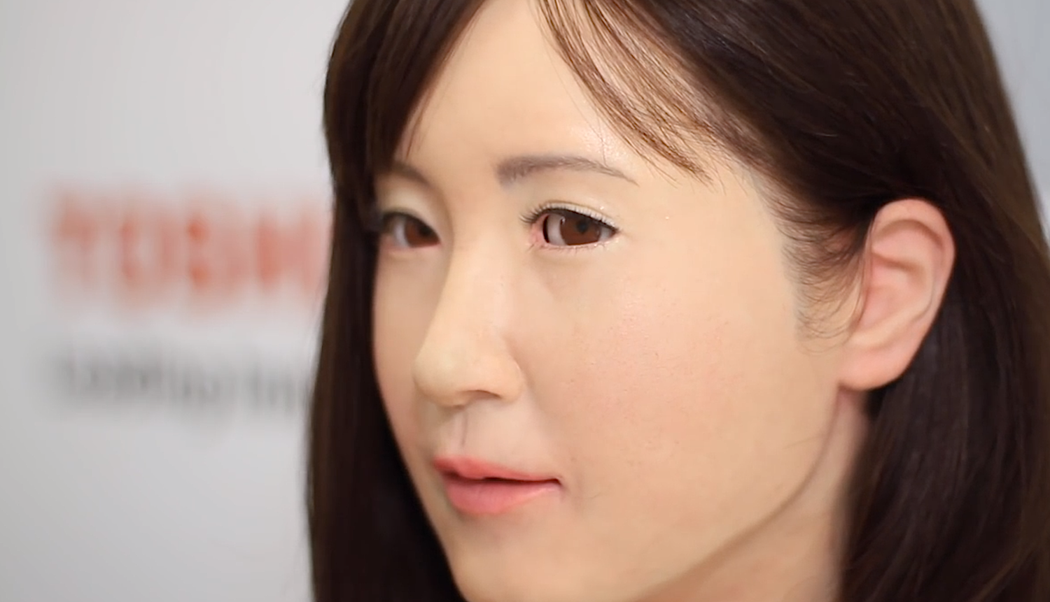 Gesicht der Roboterdame Chihara: Lustig oder unheimlich? Toshiba möchte mit dem Kaufhaus-Versuch herausfinden, wie Menschen auf humanoide Roboter reagieren.