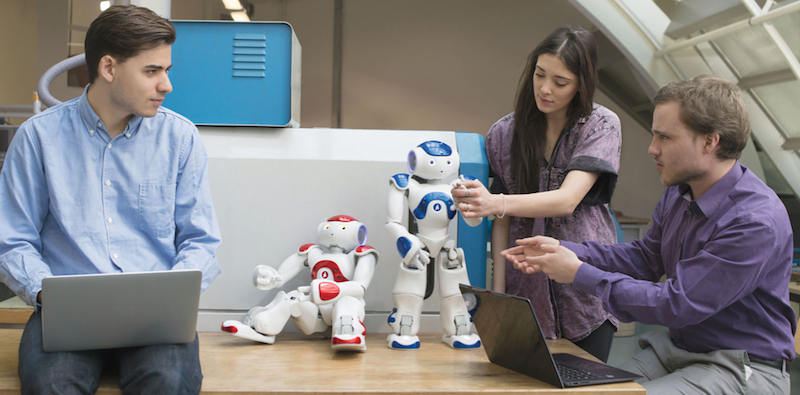 Roboter Nao des Herstellers Aldebaran Robotics: Der Roboter ist 58 Zentimeter groß und arbeitet derzeit in der japanischen Großbank Tokyo-Mitsubishi.