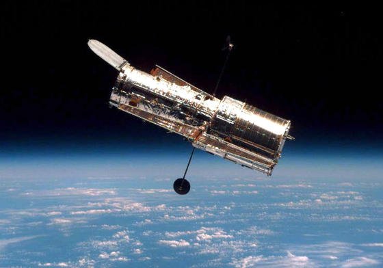 Das Weltraumteleskop Hubble im Einsatz: Aus 569 Kilometer Höhe liefert es seit 1990 Bilder aus dem tiefsten Inneren des Universums.