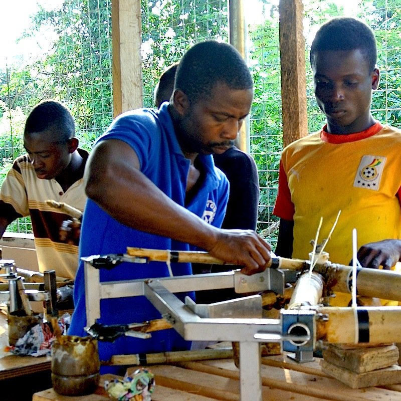 Ein Unternehmen in Ghana produziert die Bambusrahmen. In jedem Exemplar stecken 90 Stunden Handarbeit.