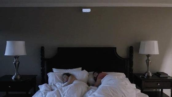 Das an der Decke montierte Wake-System arbeitet mit Licht. Sanft soll es nur eine der schlafenden Personen im Doppelbett wecken. 