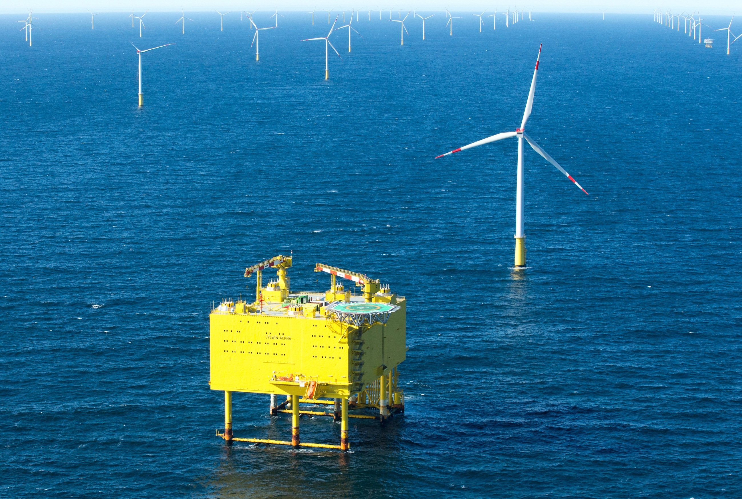 SylWin1 ist eingeschaltet: Die Konverterstation verwandelt Wechselstrom der Windräder in Gleichstrom und schickt ihn über 160 Kilometer lange Seekabel an Land.