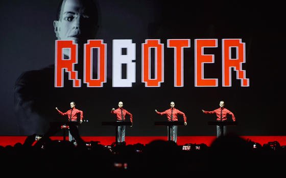 Die 1970 gegründete Band Kraftwerk am 6. Januar 2015 auf der Bühne der Neuen Nationalgalerie in Berlin. Vor dem Hamburger Landgericht musste Kraftwerk-Mitgründer Ralf Hütter jetzt eine Niederlage im Streit um den Namen der Elektropop-Gruppe einstecken. Ein Start-up darf seine Erfindung ebenfalls "Kraftwerk" nennen.