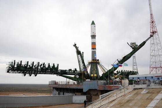 Die Sojus-Rakete mit dem Raumtransporter Progress 59 kurz vor dem Start in Baikonur: Der Transporter ist wegen einer nicht korrekt gezündeten Raketenstufe in einer falschen Umlaufbahn unterwegs. Die Bodenstation der ISS versucht, den Progress-Transporter unter Kontrolle zu bekommen.