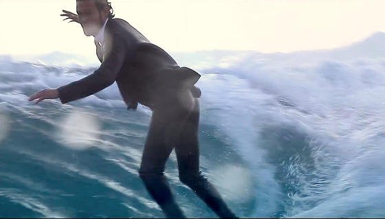 Surfen in einem Anzug, genäht aus Neopren, verspricht der japanische Sportartikelhersteller Quicksilver. Mit diesem Anzug soll man direkt nach dem Surfen ins Büro fahren können.