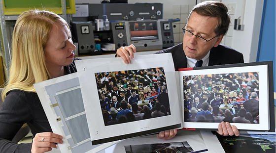 Maxi Bellmann und Prof. Arved Hübler von der TU Chemnitz präsentieren das T-book: Die Seiten des Bildbandes mit den besten Pressefotos der Welt wurden im Inneren der Blätter mit gedruckten Lautsprechern versehen. 