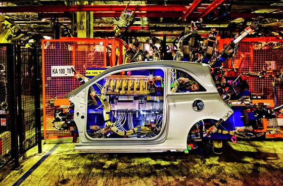Produktion des Opel Adam durch Roboter im Werk Eisenach: Autohersteller gehören beim Einsatz vernetzter Industrieroboter zu den Pionieren.