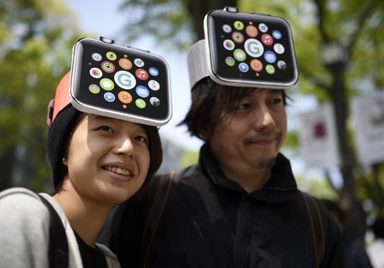 Zwei japanische Apple-Fans mit Watch-Kappe: Die Uhr hat offenbar Probleme, Körperdaten zu erfassen, wenn die Haut tätowiert ist.