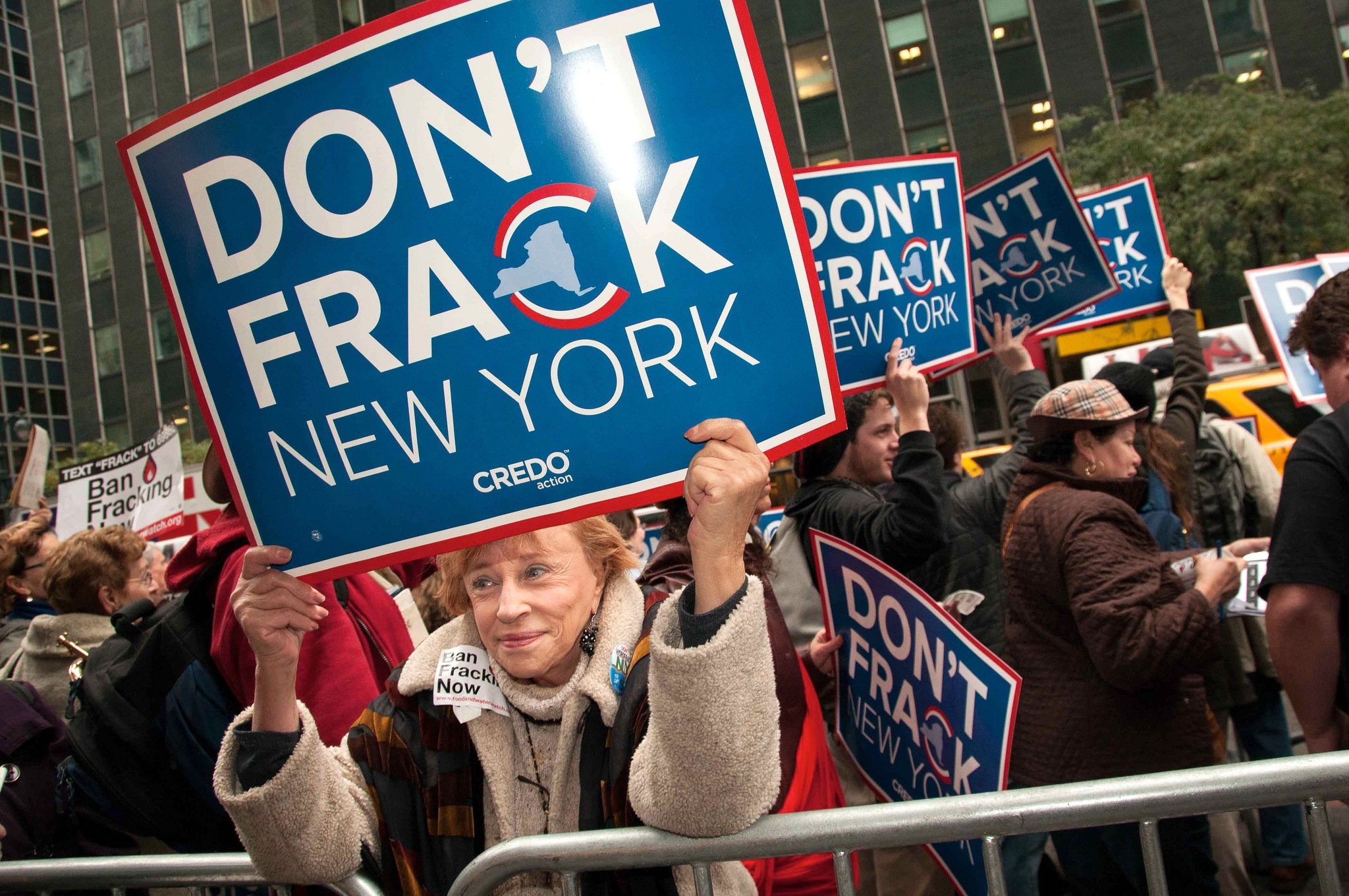 Demonstration in New York gegen Fracking: Auch in den USA ist die Methode umstritten. Jetzt hat die Universität Pennsylvania Chemikalen in Brunnen im Frackinggebiet Bradford County festgestellt und die Diskussion neu angefacht.