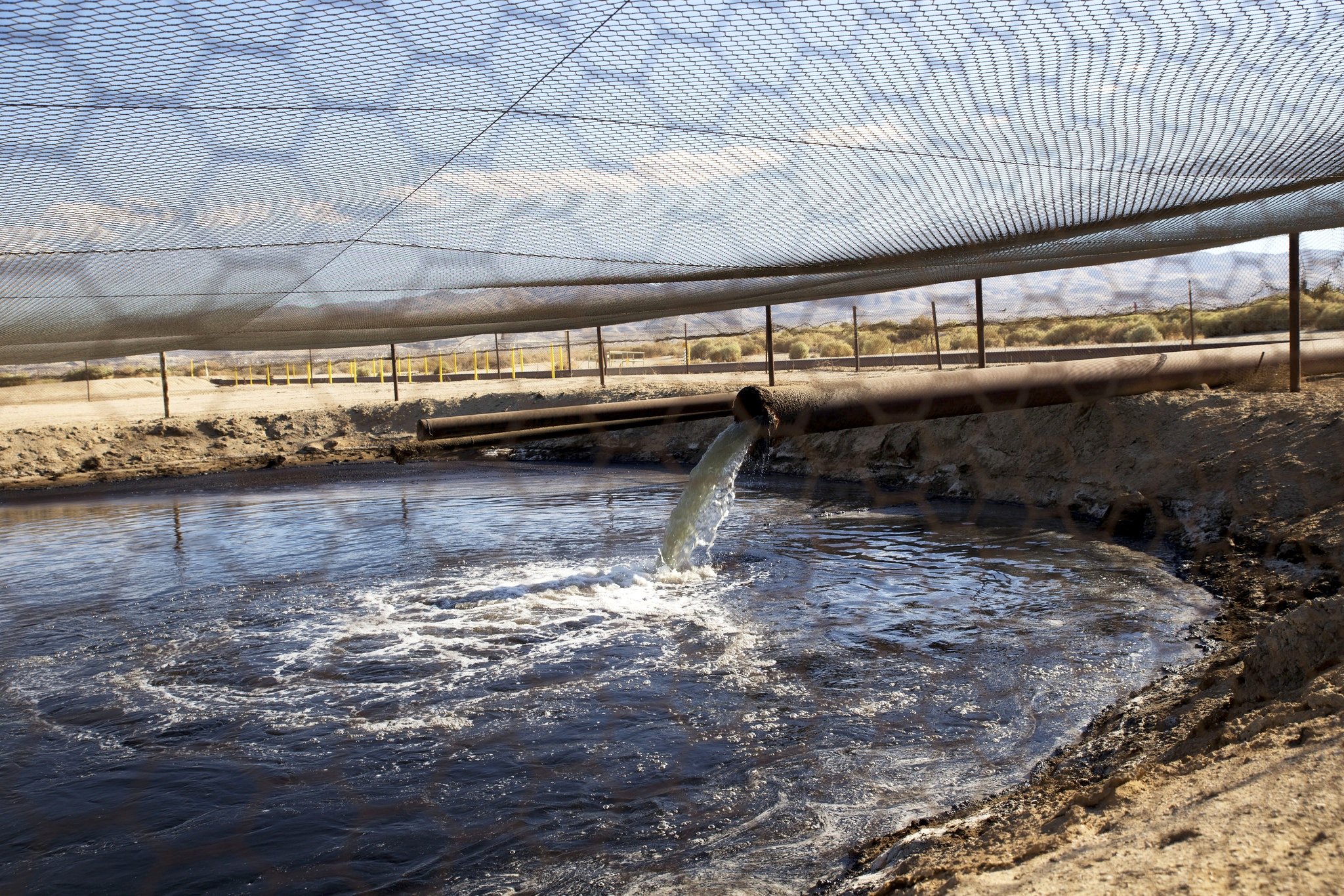 Die Chemikalien, die für die Fracking-Technik ins Erdreich gepresst werden, kommen wieder an die Oberfläche und werden wie hier in Kern County in Kalifornien auch in offenen Teichen aufgefangen. Beim Weg aus den Tiefen der Erde an die Oberfläche könnten die Chemikalien durch Undichtigkeiten ins Trinkwasser geraten.