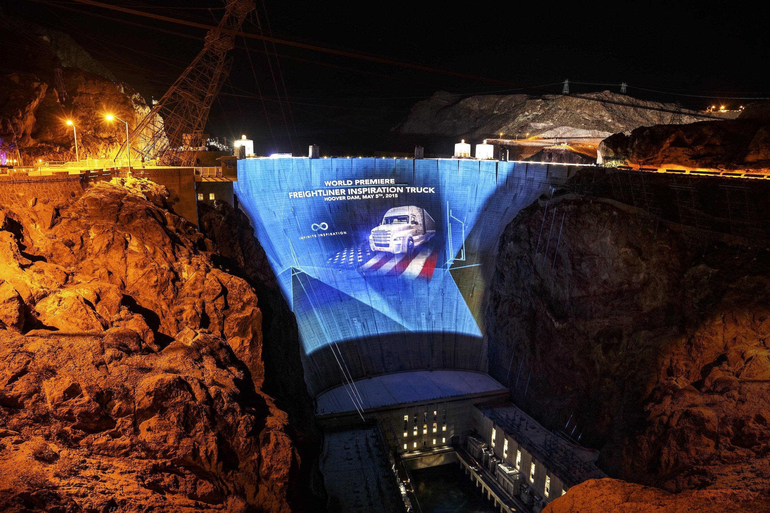 Auf eine 39.000 Quadratmeter große Leinwand projizierte Daimler das Bild des neuen Freightliner Inspiration Trucks – auf einer Staumauer in der Wüste von Nevada.