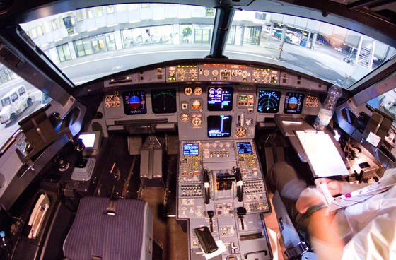 Blick in das Cockpit des verunglückten Airbus A320 mit der Kennung D-AIPX der Fluggesellschaft Germanwings. Das Bild entstand am 22. März 2015 auf dem Flughafen in Düsseldorf nach einem der letzten Flüge vor dem Absturz der Maschine in Frankreich. Der Todespilot hat darin bereits auf dem Hinflug mehrfach extrem niedrige Flughöhen in den Computer eingegeben, aber den Befehl nicht ausführen lassen. 