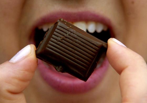 Noch ist die Schokolade frisch. Mit der Zeit kommt aber unansehnlicher Fettreif, dessen Entstehung bislang einige Rätsel aufgab. Forscher haben diese mithilfe von Röntgenstrahlung gelöst. 