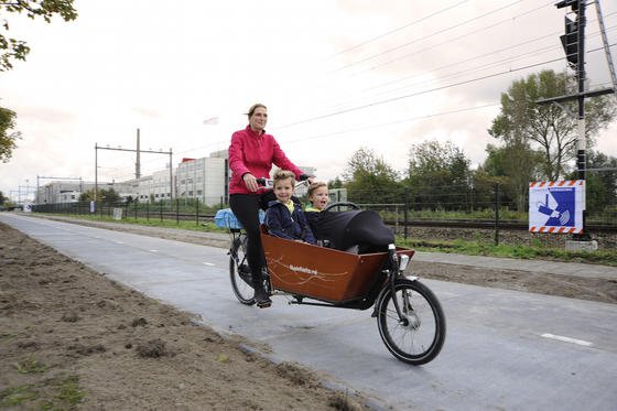 Fahrradfahrerin auf der Solaroad: Der weltweit erste Solarfahrradweg hat im ersten halben Jahr über 3000 Kilowattstunden Strom erzeugt. In den Sommermonaten soll sich die Ausbeute erhöhen. 