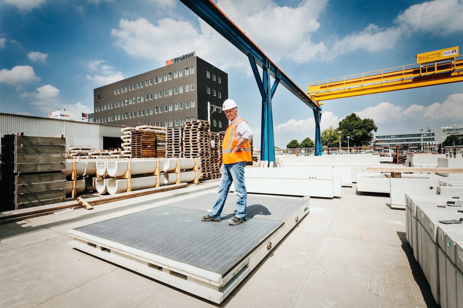 Montage der Solaroad: In die rechteckigen Betonmodule sind Silizium-Solarzellen eingebettet. Eine Schicht aus Sicherheitsglas deckt die Module ab. 