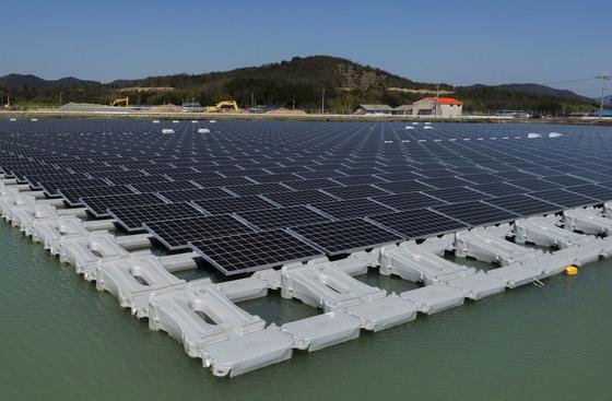 Schwimmende Photovoltaikanlage mit 1,7 MW auf dem Nishihira-See: Solarmodulhersteller Kyocera konnte bei diesem Projekt Erfahrung sammeln. Jetzt geht es an den Bau des weltgrößten schwimmenden Solarparks. 