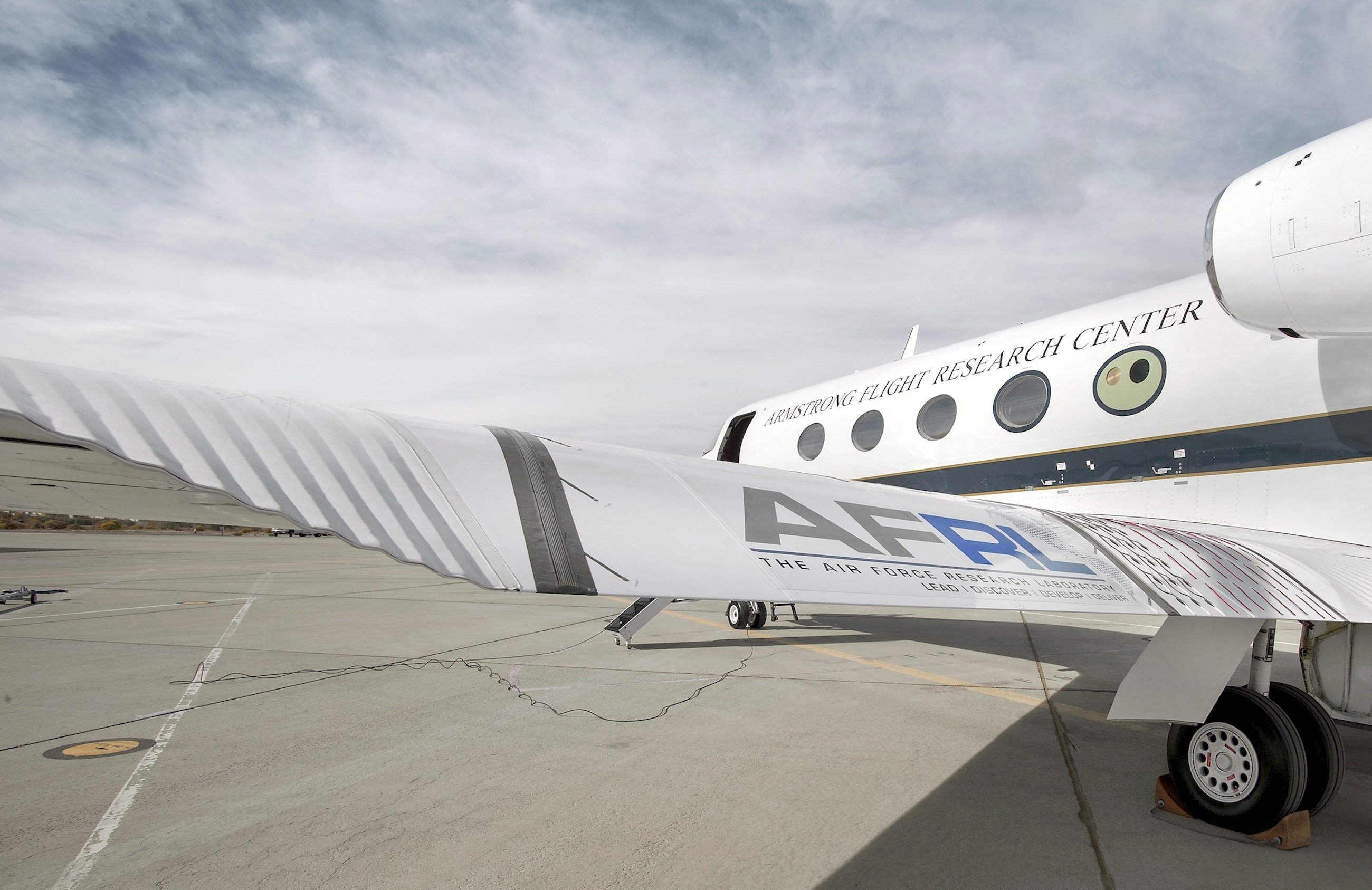 Eine Gulfstream III hat die Nasa mit flexiblen Hinterkanten an den Tragflächen ausgestattet. Deutlich zu sehen sind links und rechts die flexiblen Fächer, die es der dazwischen liegenden Kante ermöglichen, auf und ab zu schwenken, ohne das Kanten entstehen.