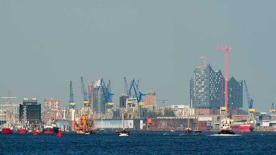 Immer noch eine Baustelle: die rechts im Bild zu sehende Elbphilharmonie: Anfang Januar 2017 soll sie eröffnet werden – sieben Jahre später als zunächst errechnet. 