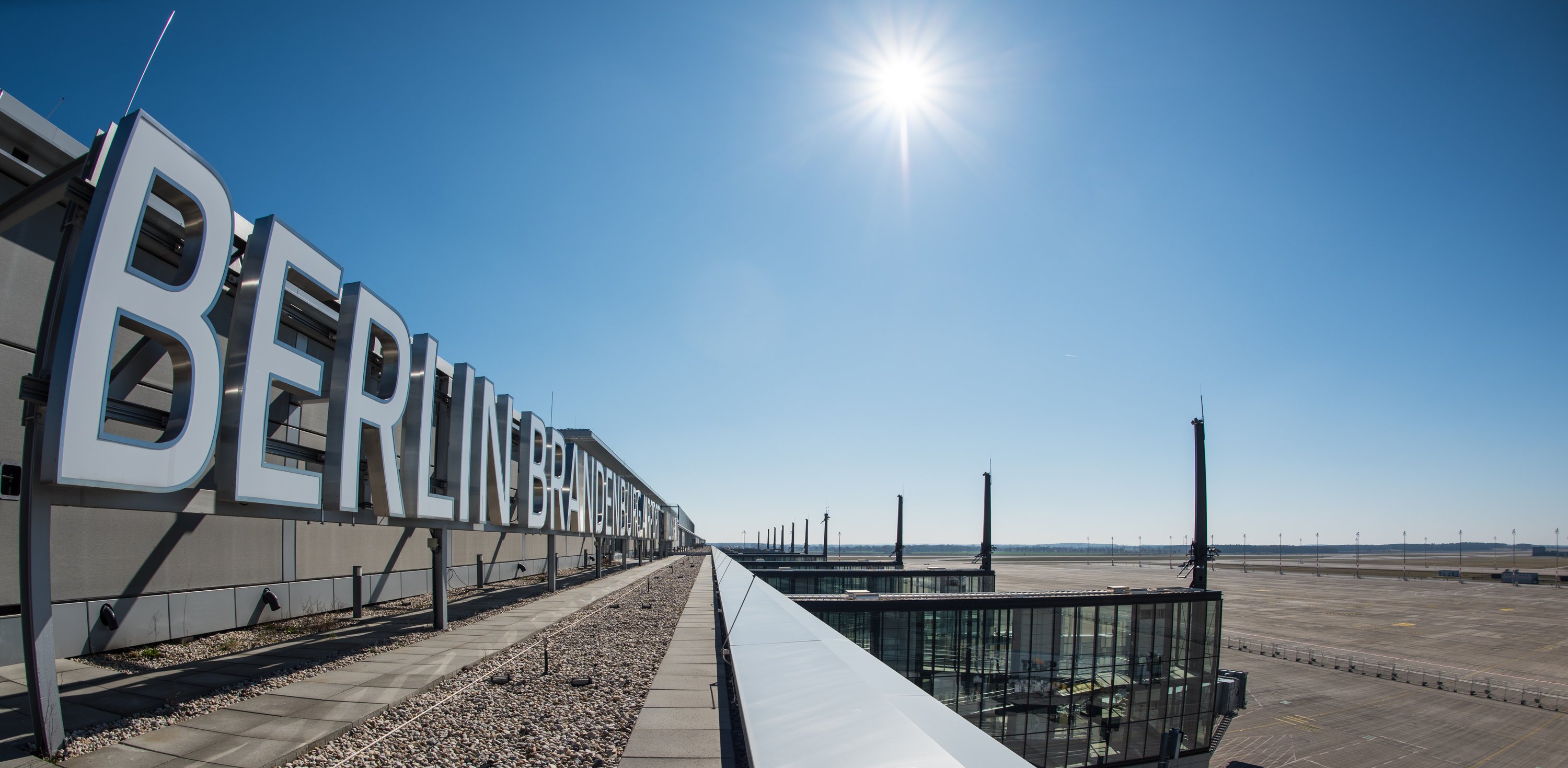 BER: Der neue Berliner Flughafen gilt als Paradebeispiel für dumm gelaufene öffentliche Großprojekte: Der Bau dauert dreimal solange wie ursprünglich vorgesehen und die Kosten werden zu 125 % überschritten. 