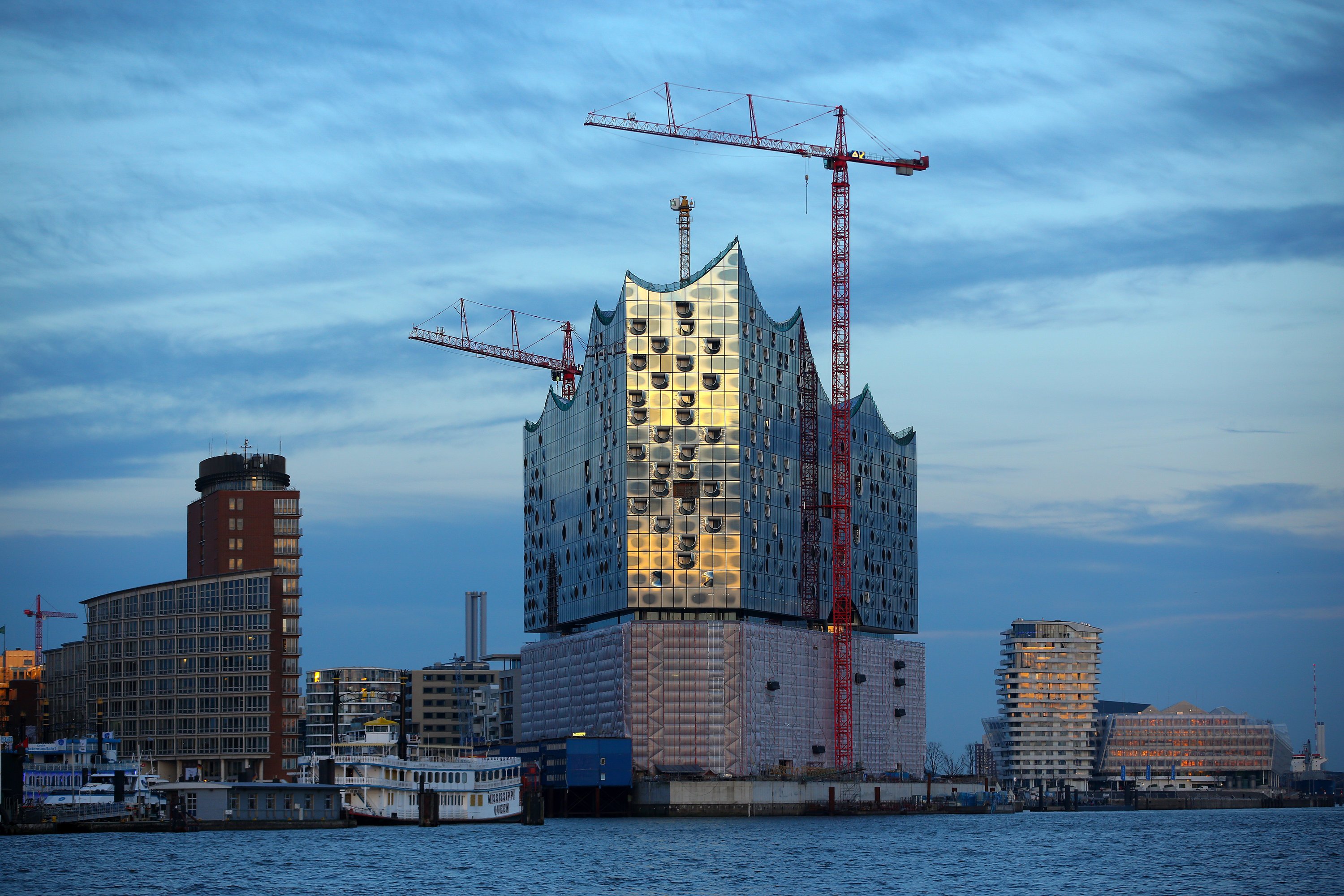 Die Elbphilharmonie in Hamburg musste schon für zahlreiche Superlative herhalten. Nach Angaben des Hamburger Immobiliendienstleister Emporis belegt das Konzerthaus, dessen Baukosten mittlerweile bei 865 Millionen Euro liegen, Rang acht unter den zehn teuersten Wolkenkratzer der Welt. Eigentlich sollte es für 352 Millionen gebaut werden.  