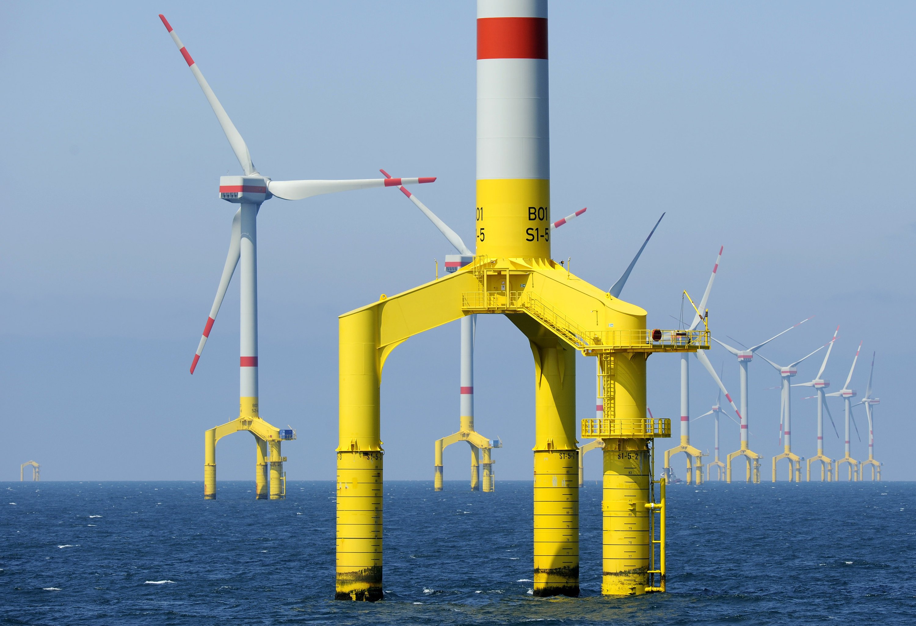 Bringen eine frische Brise ins Bau-Elend: Offshore-Windparks werden zwar auch teurer als ursprünglich geplant, aber im Schnitt nur um 20 Prozent. Laut Studie kosten andere öffentliche Großprojekte 73 % mehr als anfangs vorgesehen.