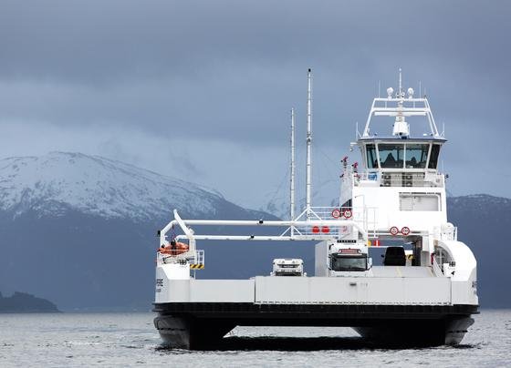 Die vollständig elektrische Fähre "Ampere" befährt die sechs Kilometer lange Route E39 zwischen Lavik und Oppedal nördlich von Bergen in Norwegen. Sie fährt im 20-Minuten-Takt 34 Mal am Tag rein elektrisch über den Sognefjord. Sie ist die weltweit erste Elektrofähre im Liniendienst.