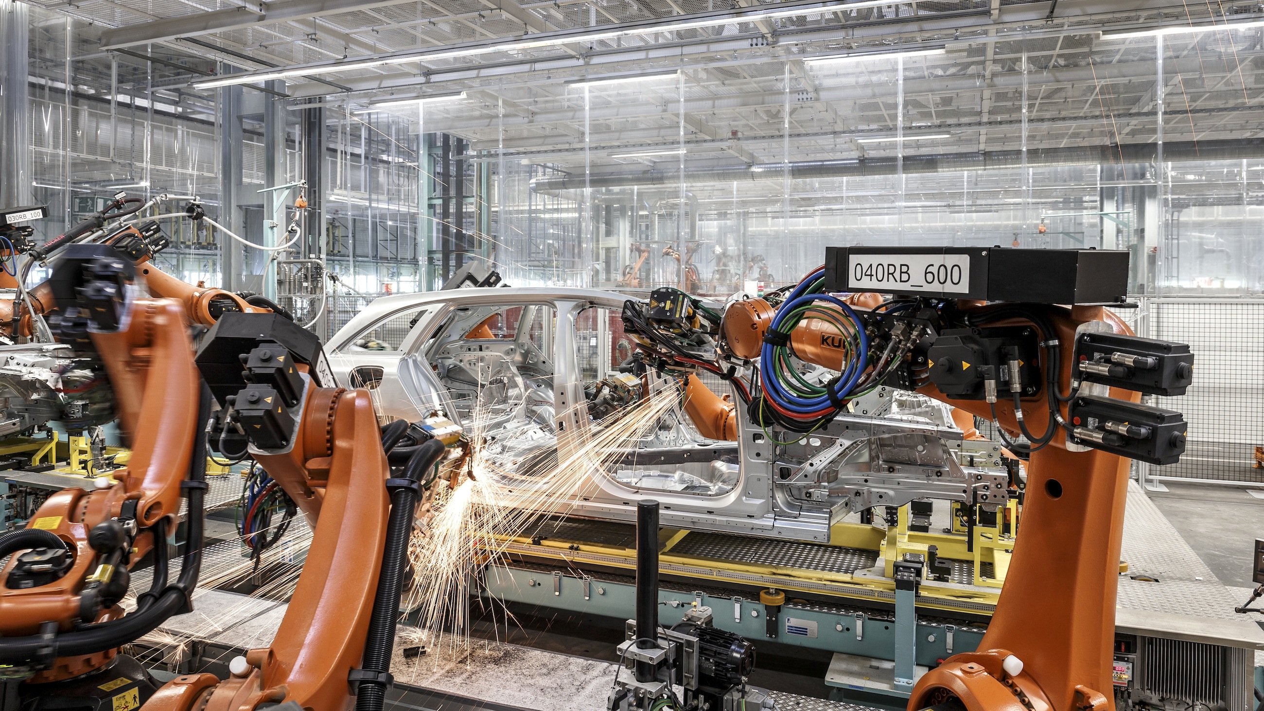 Roboter-Fertigung der C-Klasse im Mercedes-Werk Bremen: Seit 2012 kooperiert der Autobauer mit dem Spezialisten Kuka, um flexible Leichtbauroboter zu entwickeln.
