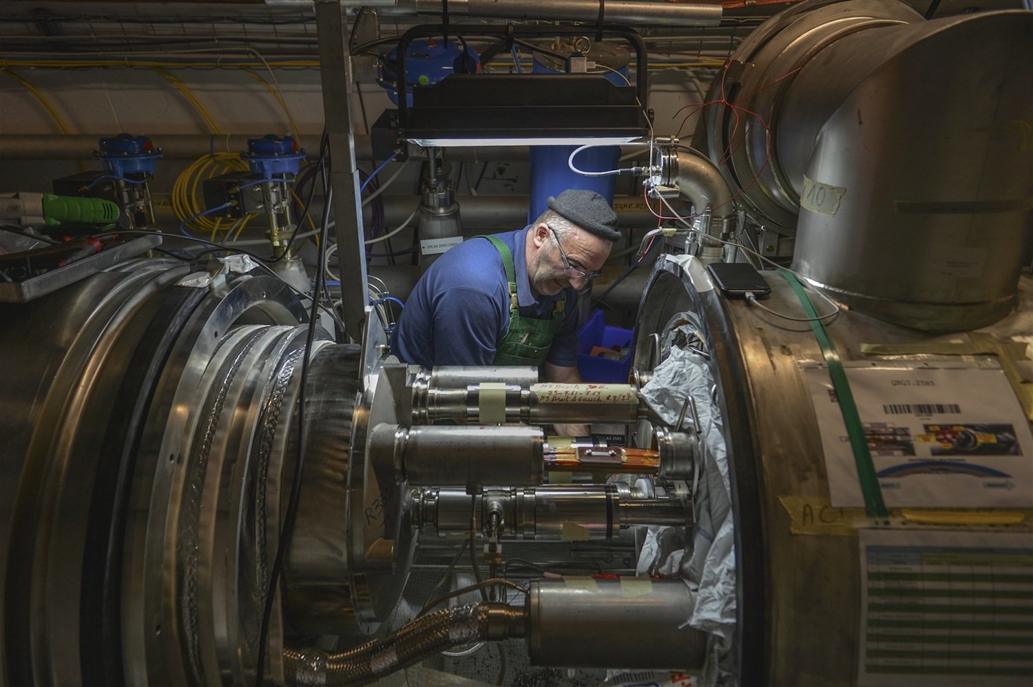 Techniker bei der Wartung des Beschleunigertunnels. Darin bewegen sich auf einer Länge von 27 km in entgegengesetzter Richtung Protonnenstrahlen mit einer Energie von jeweils 6,5 TeV.