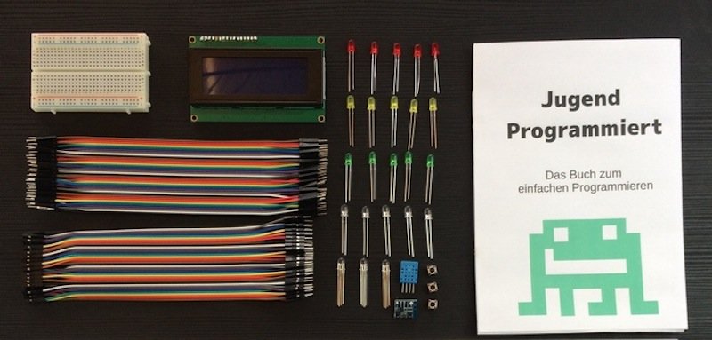 Das ist das Starterkit von Jugend Programmiert: Es besteht aus Stecksystem und Kabeln, verschiedenfarbigen LEDs, Widerständen, Push-Buttons, Temperatur- und Luftdrucksensor und einem Display. Programmieren kann die Jugend dann beispielsweise mit dem Einplatinencomputer Raspberry Pi.