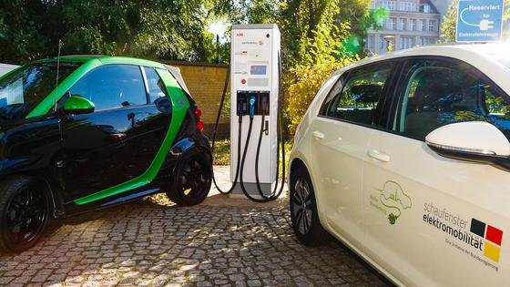 Ladestation im öffentlichen Raum – für viele E-Auto-Nutzer ist ein Netz solcher Stationen weniger wichtig als vielfach angenommen. 