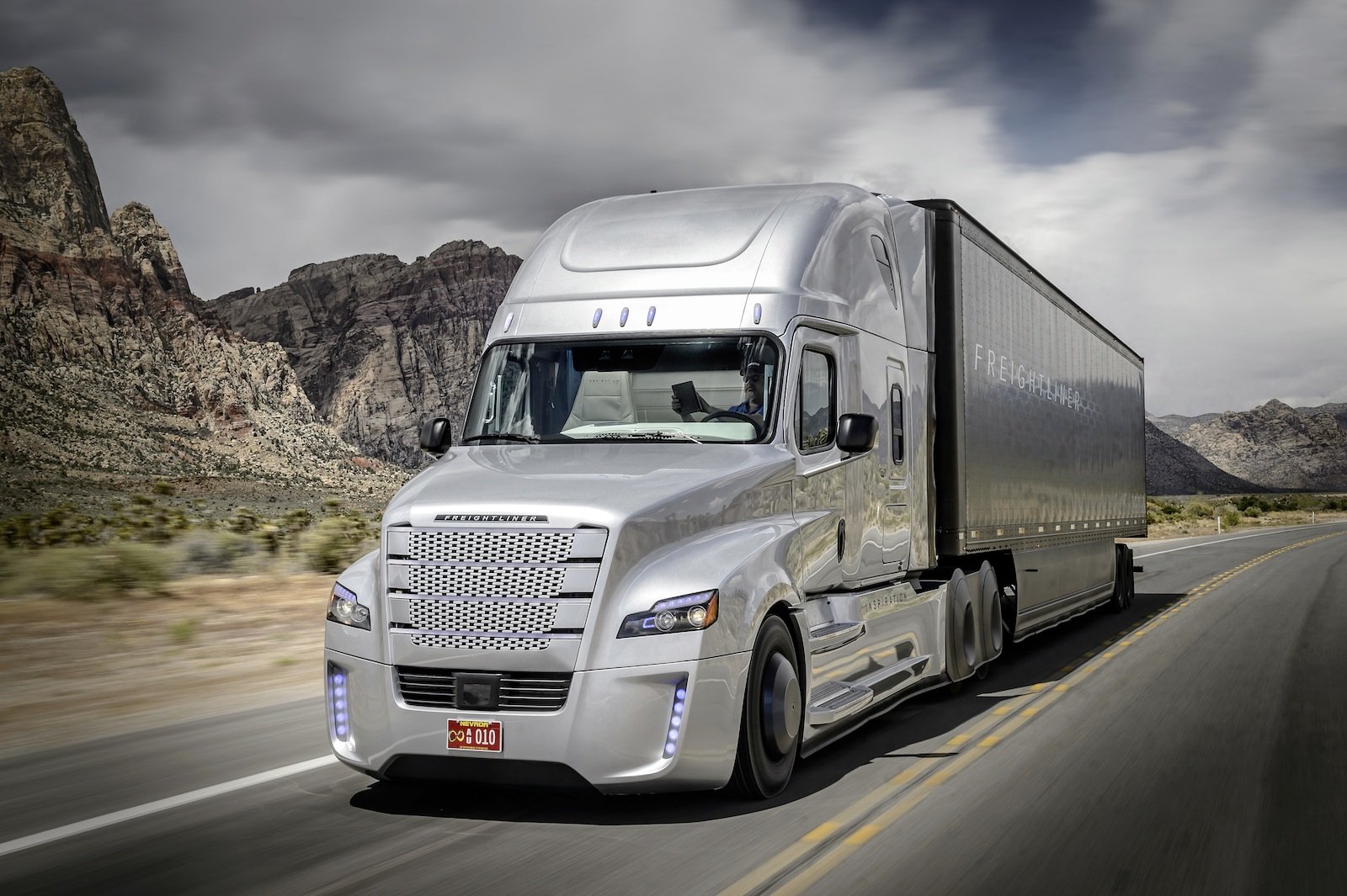 Hände weg vom Steuer: Der Freightliner Inspiration Truck fährt mit Autopilot schon heute auf öffentlichen Straßen in den USA. 