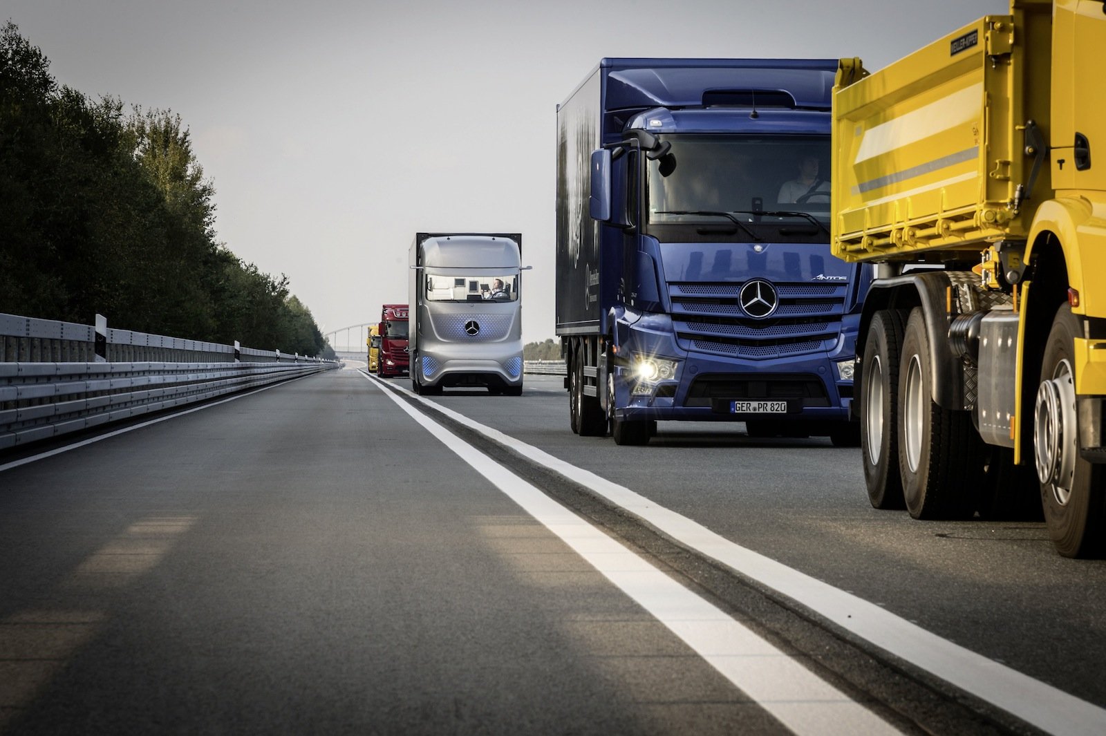 Hierzulande sitzen noch die Lkw-Fahrer im Führerhaus. In den USA wird bereits darüber nachgedacht, eine Autobahn speziell für autonom fahrende Trucks zu bauen. Ob und wann aus der Vision Realität wird steht allerdings noch nicht fest.  