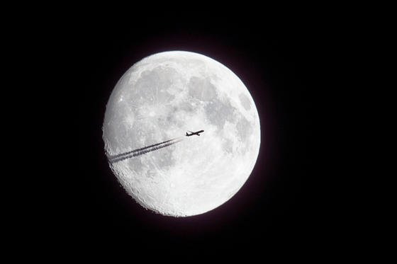 Der Mond: "Wem gehört er eigentlich?" – Mit Rechtsfragen rund um den Erdtrabanten haben sich in Köln Juristen aus aller Welt beschäftigt. Und Regel für den Weltraum gefordert. 