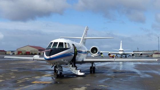 Mit dem Forschungsflugzeug DLR Falcon (vorne) sind zehn Testflüge der über Grönland geplant, die größtenteils koordiniert mit dem Forschungsflugzeug DC-8 der Nasa (hinten) stattfinden. Daten der Nasa DC-8 und der DLR Falcon werden miteinander verglichen.