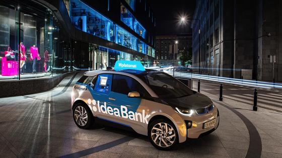 Umgebauter BMW i3 der Idea Bank: Er lässt sich per Smartphone-App bestellen und fährt einen Geldautomaten direkt vor die Haustür.