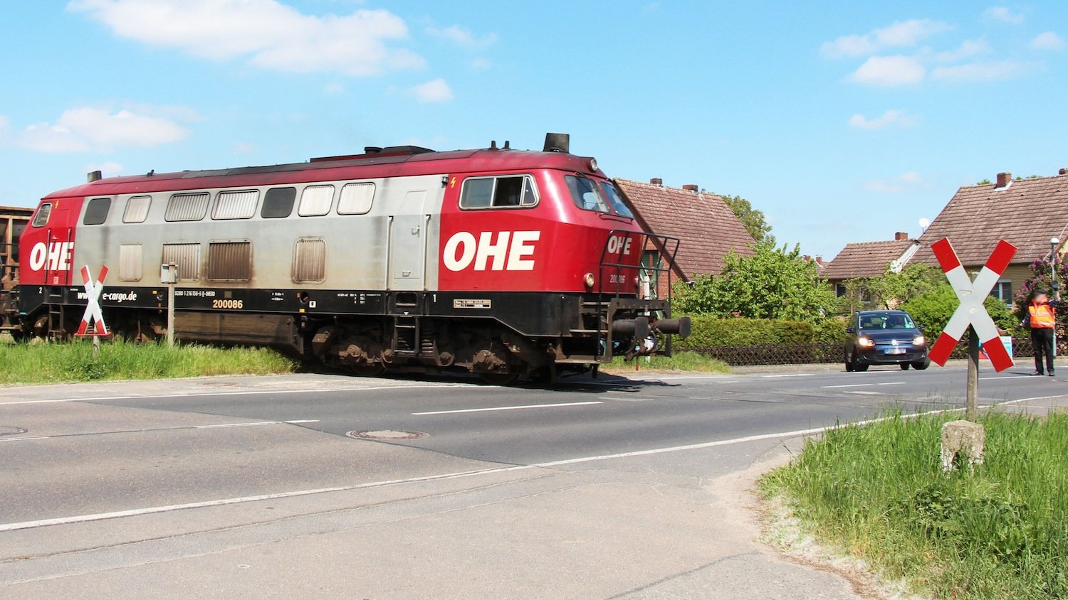 In Deutschland gibt es 18.117 unbeschrankte Bahnübergänge. Jeder vierte Unfall endet tödlich.