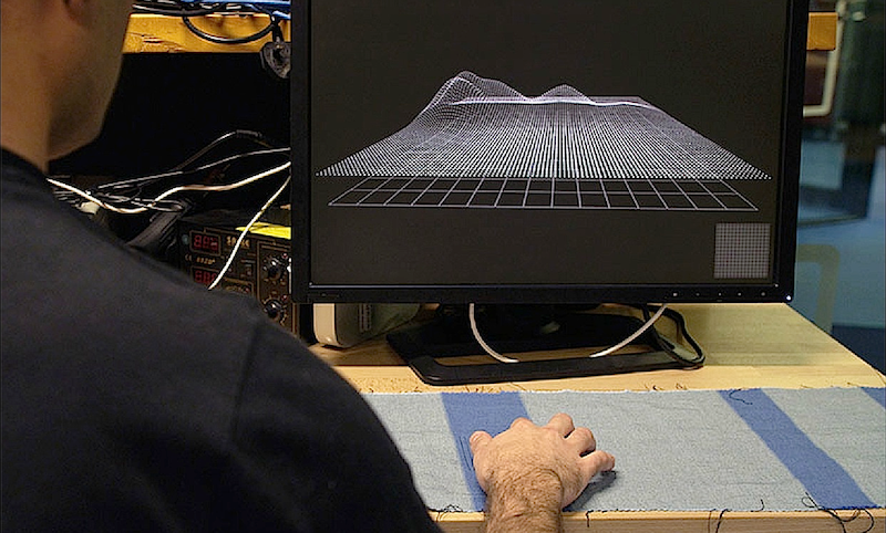 Beweis für die Sensibilität des Touchgewebes: Punkte einer Computermatrix zeichnen Bewegungen des Fingers auf dem Stoff nach. 