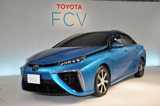 Der Toyota Mirai (FCV): Das Auto tankt Wasserstoff, aus dem Auspuff tropft lediglich harmloser Wasserdampf. Bisherige Schwachstelle ist die Reaktionsfähigkeit des Platinkatalysators. 