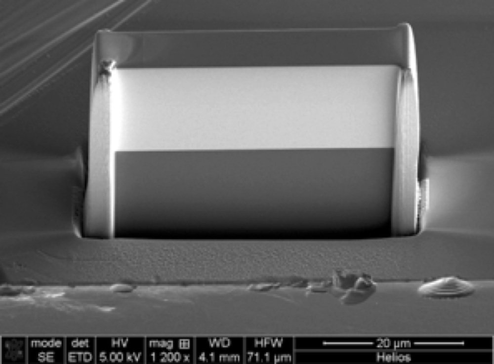 Die neue Röntgenlinse unter dem Rasterelektronenmikroskop. Der helle Bereich besteht aus 5500 ultradünnen, keilförmigen Schichten aus Wolfram und Siliziumkarbid. Die Linse ist 40 Mikrometer breit.