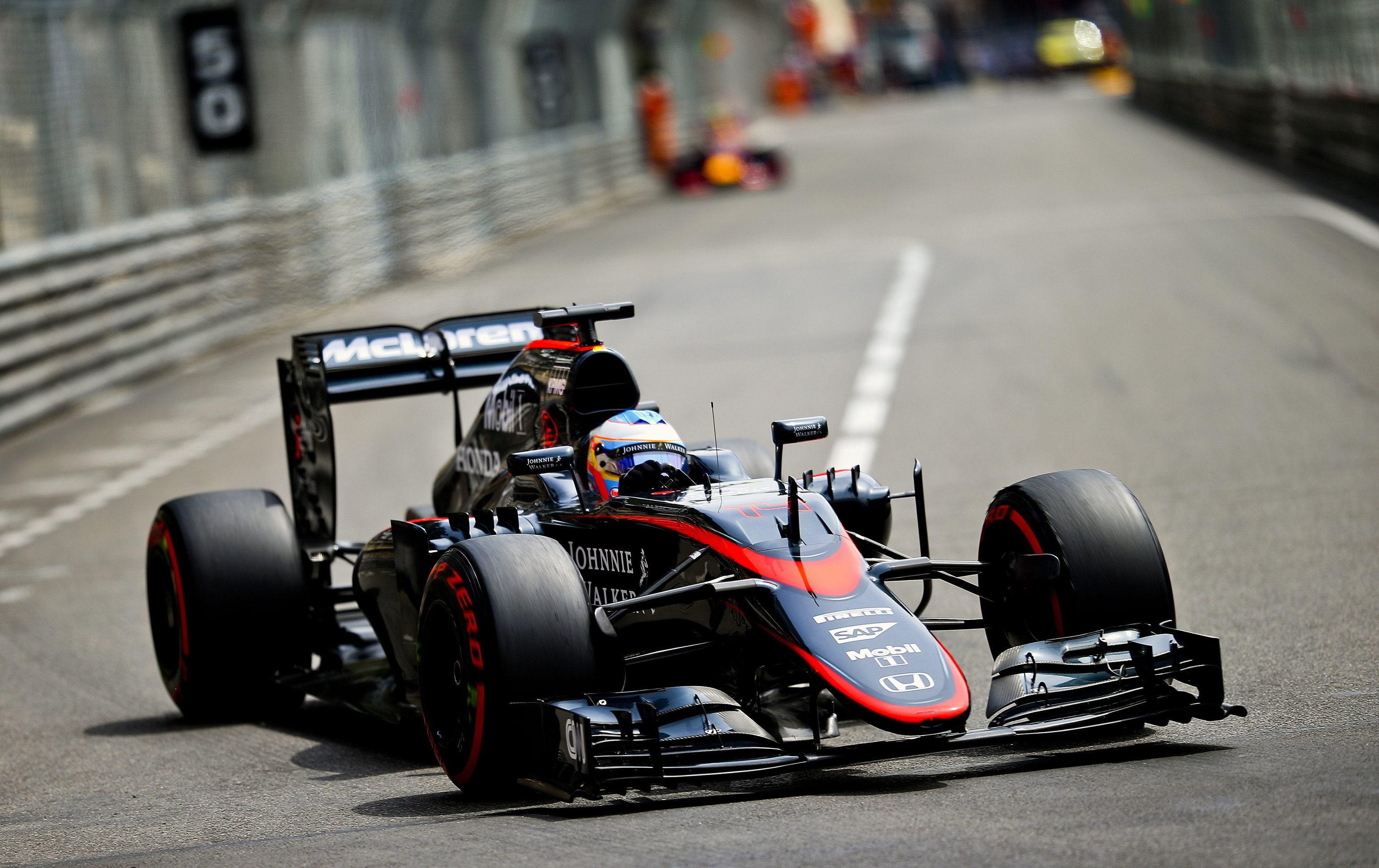 McLaren-Fahrer Fernando Alonso beim Großen Preis von Monaco: Während des Rennens sammeln Sensoren am Fahrzeug unzählige Daten für wichtige strategische Entscheidungen. 