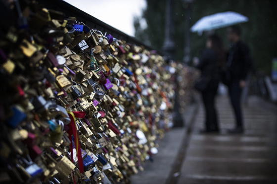 Die Fußgängerbrücke Pont des Arts trägt eine schwere Last: Alle Vorhängeschlösser zusammen wiegen mittlerweile 45 t. Ein Problem ist auch der Rost, der auf die Brücke überspringt. 