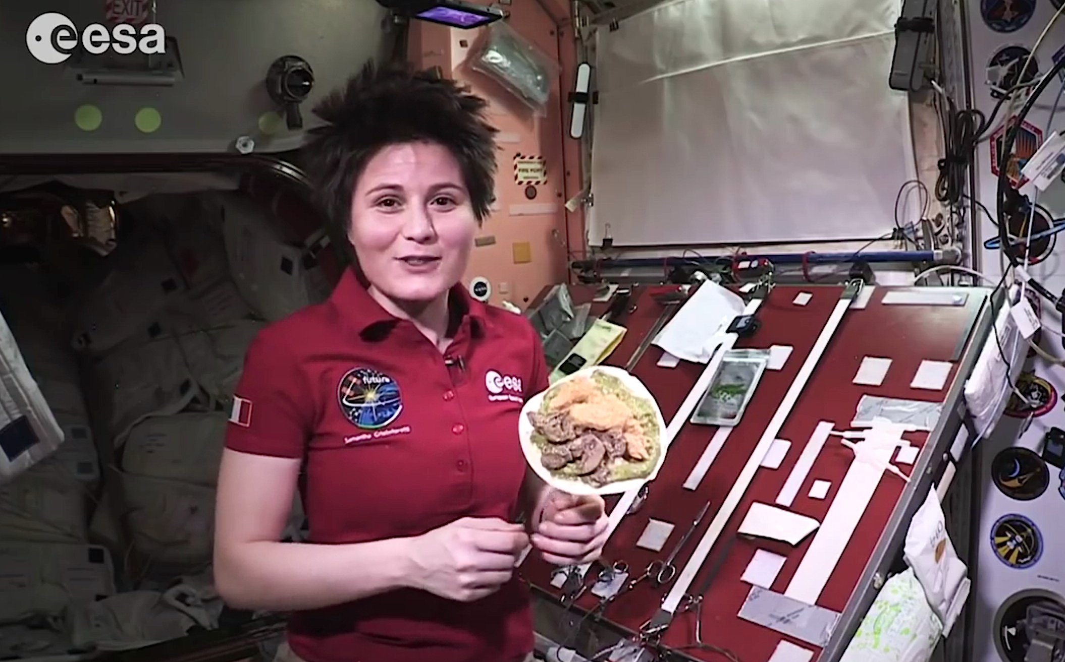 Astronautin Samantha Cristoforetti ist derzeit der Star an Bord der ISS. Sie brüht Kaffee mit einer eigens entwickelten Espressomaschine und zeigt im Video, wie man im All eine Teigtasche mit Hühnchen und Kurkuma zaubert.