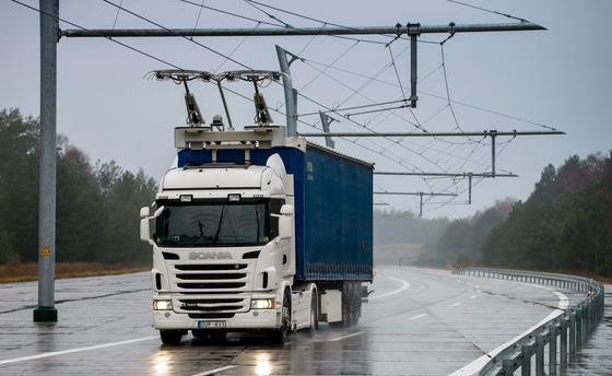 Auf einem Autobahnabschnitt bei Stockholm wollen Siemens und Scania Laster mit Hybridantrieb im Praxiseinsatz testen. In zwei Jahren sollen die Ergebnisse vorliegen.