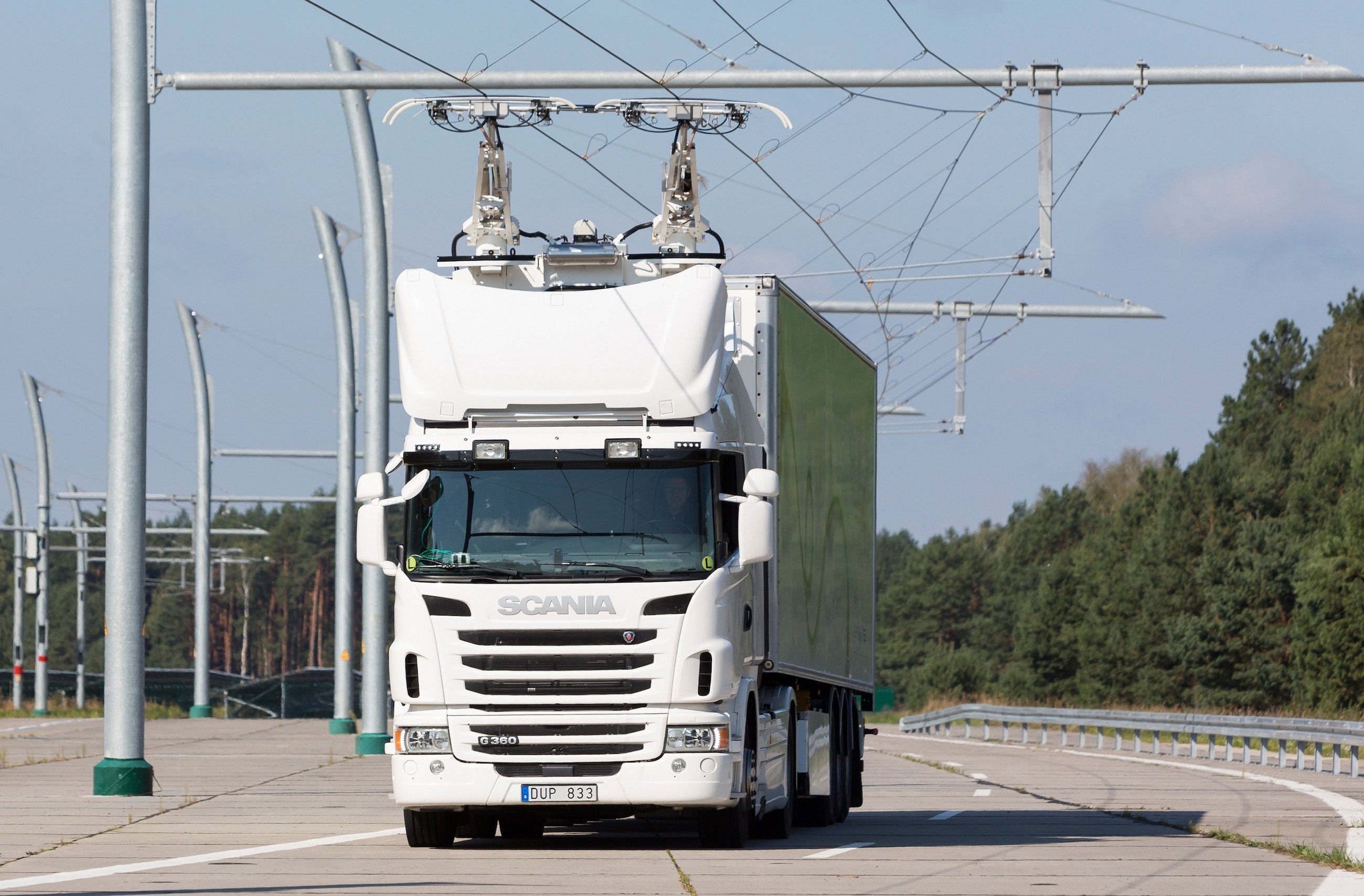 Scania-Lkw mit Hybridantrieb auf der eHighway-Teststrecke in Groß Dölln im Landkreis Uckermark in Brandenburg: Jetzt will Siemens seine Hybridtechnik auf einer Autobahn in Schweden im Praxiseinsatz testen.