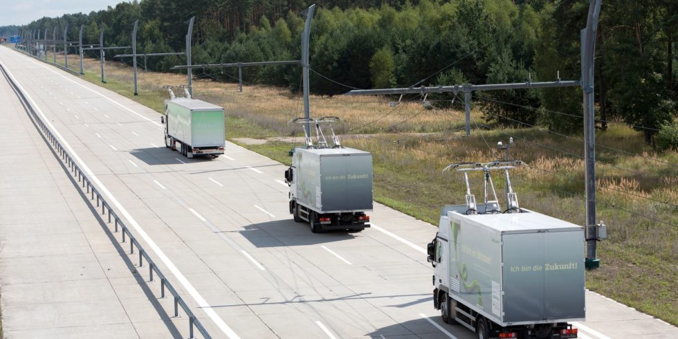 Teststrecke mit Oberleitung in Groß Dölln in Brandenburg: Mit Hybrid-Lkw will Siemens zusammen mit Volvo auf dem Interstate-Highway 710 in den USA zwischen den Häfen an der kalifornischen Küste und dem 30 km entfernten Eisenbahn-Umschlagzentrum einen emissionsfreien Shuttleverkehr mit E-Trucks aufbauen. Foto: Siemens