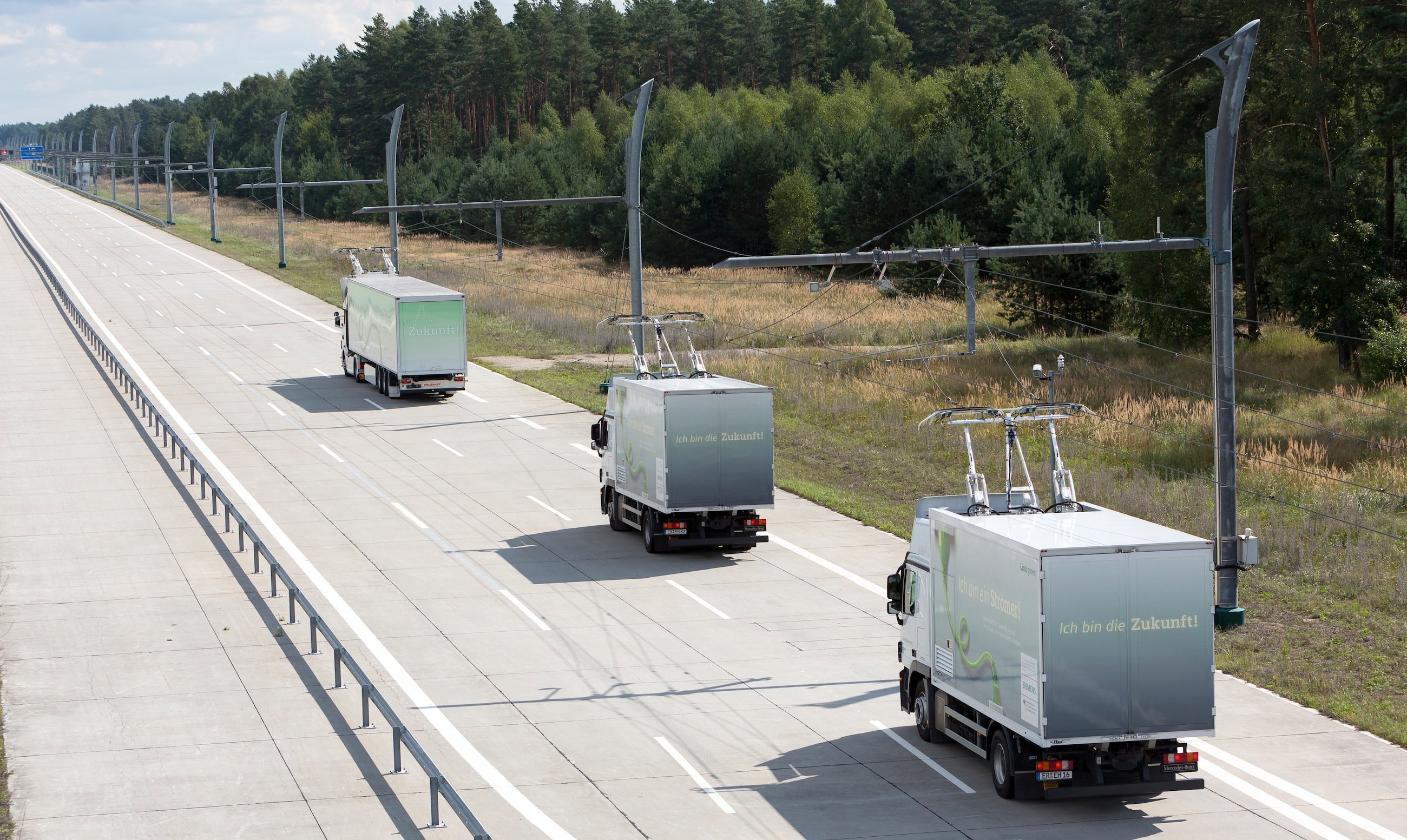 Teststrecke mit Oberleitung in Groß Dölln in Brandenburg: Mit Hybrid-Lkw will Siemens zusammen mit Volvo auf dem Interstate-Highway 710 in den USA zwischen den Häfen an der kalifornischen Küste und dem 30 km entfernten Eisenbahn-Umschlagzentrum einen emissionsfreien Shuttleverkehr mit E-Trucks aufbauen.