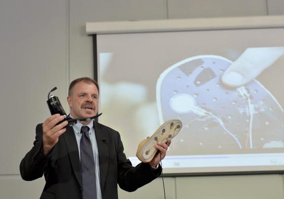 Professor Hubert Egger von der FH Oberösterreich erklärt am 8. Juni 2015 auf einer Pressekonferenz in Wien, wie die weltweit erste fühlende Prothese funktioniert. 
