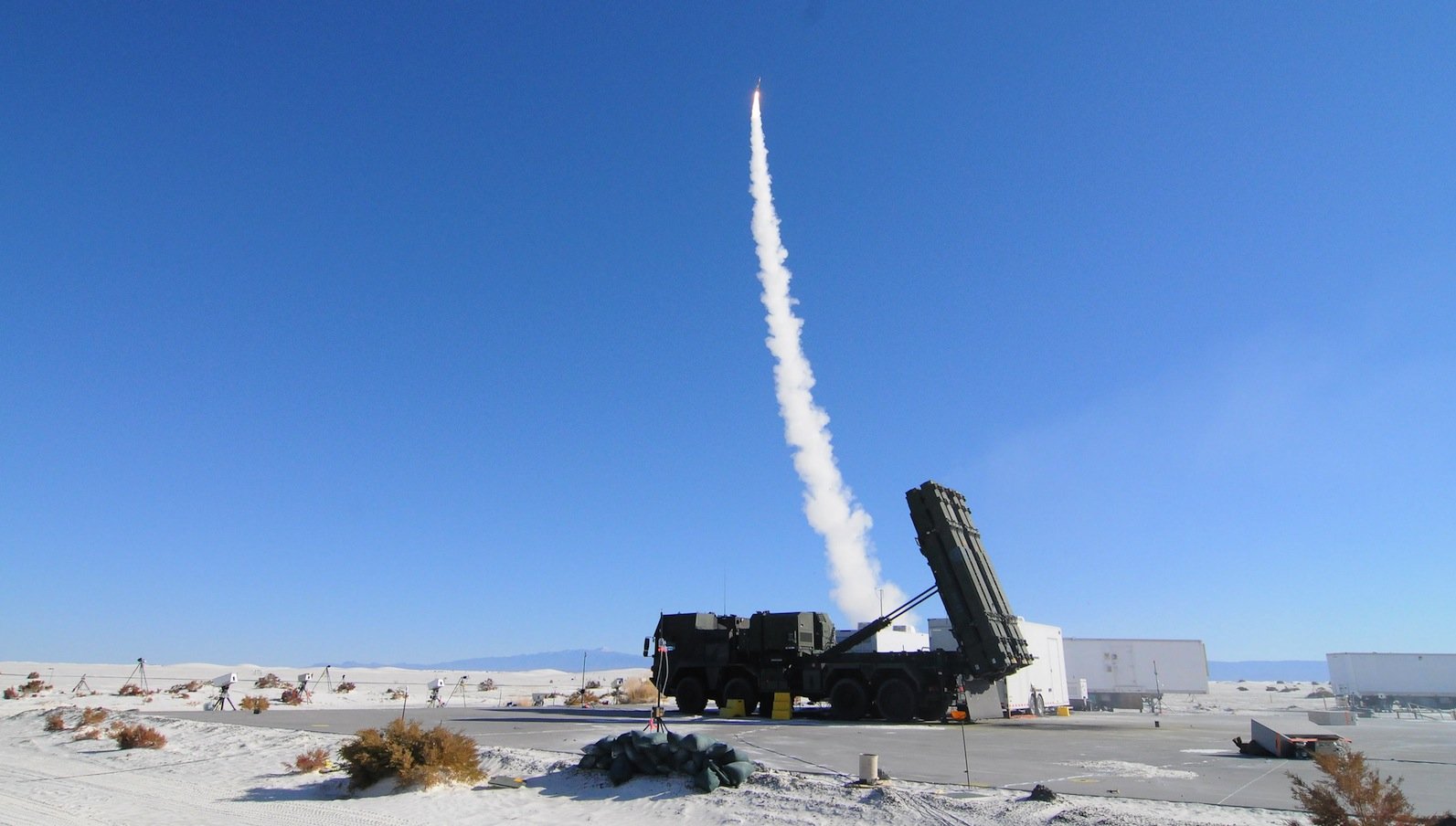 Das Flugabwehrsystem Meads ist bereit für den Test. Im Hintergrund ist eine Rakete vom Typ PAC-3 MSE zu sehen. Das Meads-System ist für den Einsatz mehrerer Länder bestimmt und passt deshalb auch auf die verschiedenen militärischen Lkw.